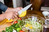 Frische Koriander-Minze-Mango-Salsa, eine lebendige Mischung aus reifen Mangos, Koriander, Minze und Gewürzen für einen würzigen Geschmack.